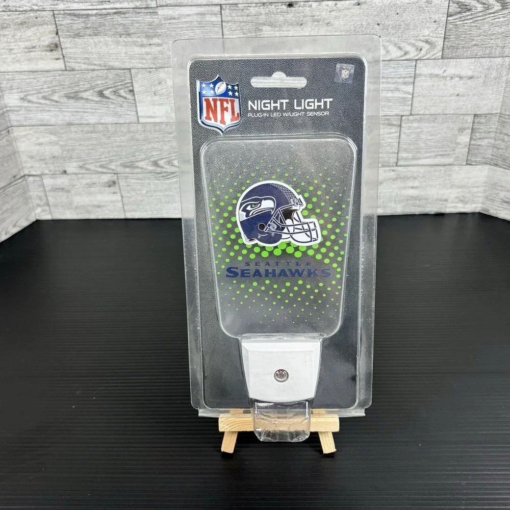 SEATTLE SEAHAWKS TEAM FROSTED‎ NIGHT LIGHT PLUG-IN LED W/LIGHT SENSOR NEW
